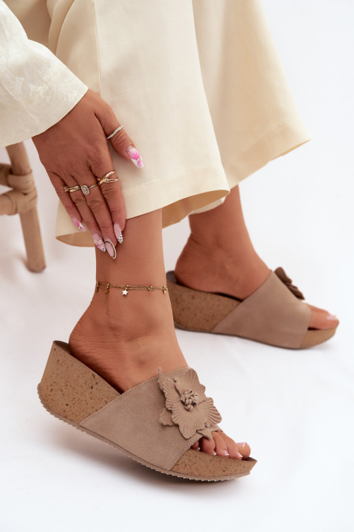 Pele Chinelos femininos de camurça com uma plataforma Com decorações com floresem Zazoo 40312 cor capuccino