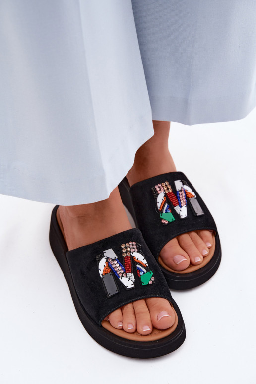 Pele Chinelos femininos de camurça com enfeites com uma plataforma Vinceza 66942 cor preta