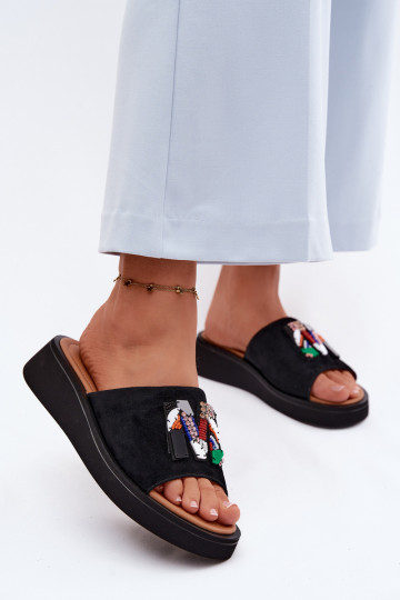 Pele Chinelos femininos de camurça com enfeites com uma plataforma Vinceza 66942 cor preta 2