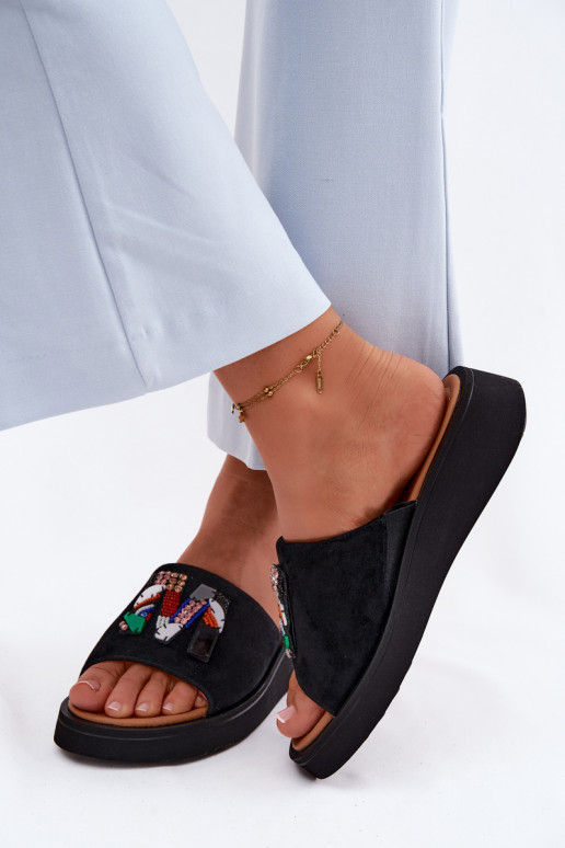 Pele Chinelos femininos de camurça com enfeites com uma plataforma Vinceza 66942 cor preta