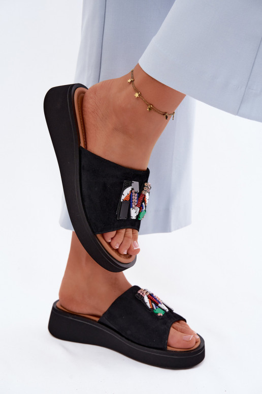 Pele Chinelos femininos de camurça com enfeites com uma plataforma Vinceza 66942 cor preta