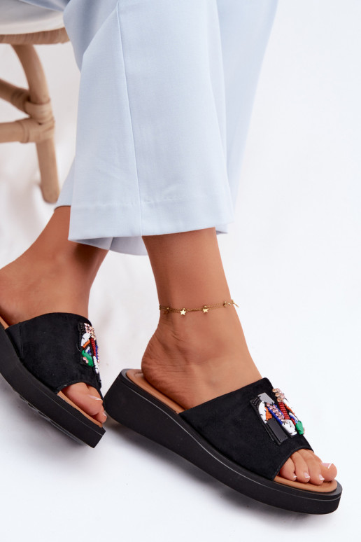 Pele Chinelos femininos de camurça com enfeites com uma plataforma Vinceza 66942 cor preta