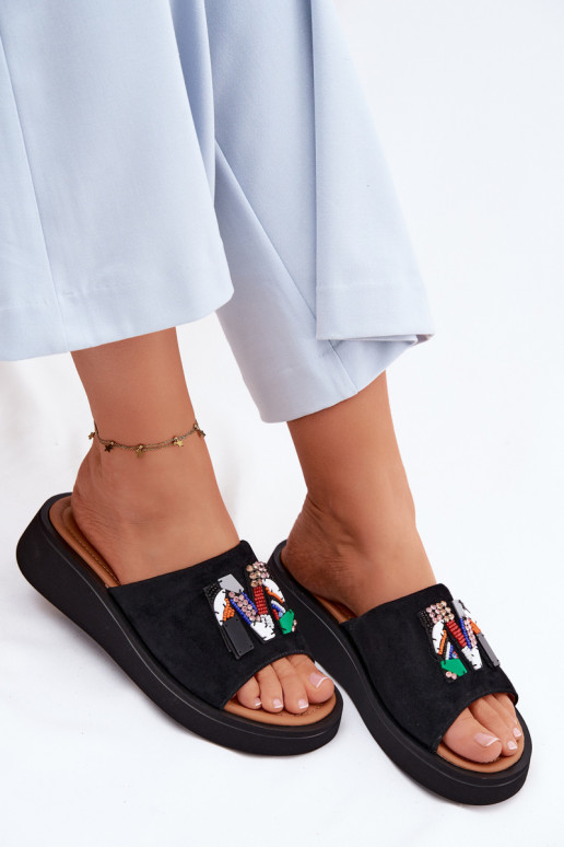 Chinelos femininos de camurça sintética com ornamentos e plataforma na cor preta Vinceza 66942