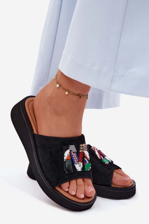 Pele Chinelos femininos de camurça com enfeites com uma plataforma Vinceza 66942 cor preta