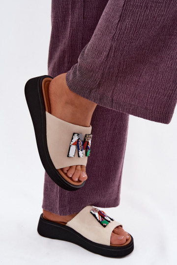 Pele Chinelos femininos de camurça com enfeites com uma plataforma Vinceza 66942 bege