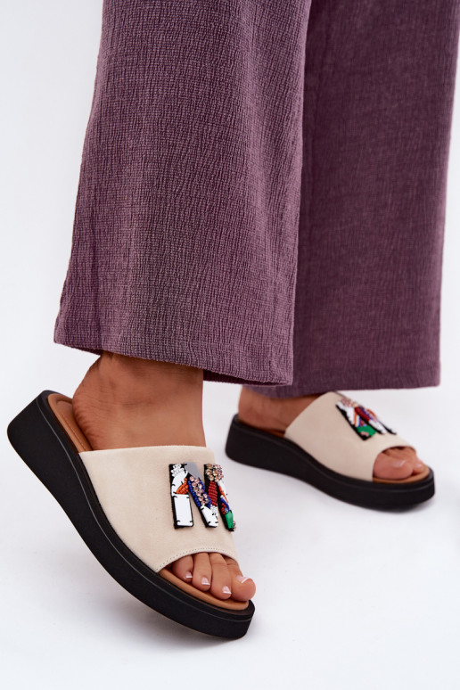 Pele Chinelos femininos de camurça com enfeites com uma plataforma Vinceza 66942 bege