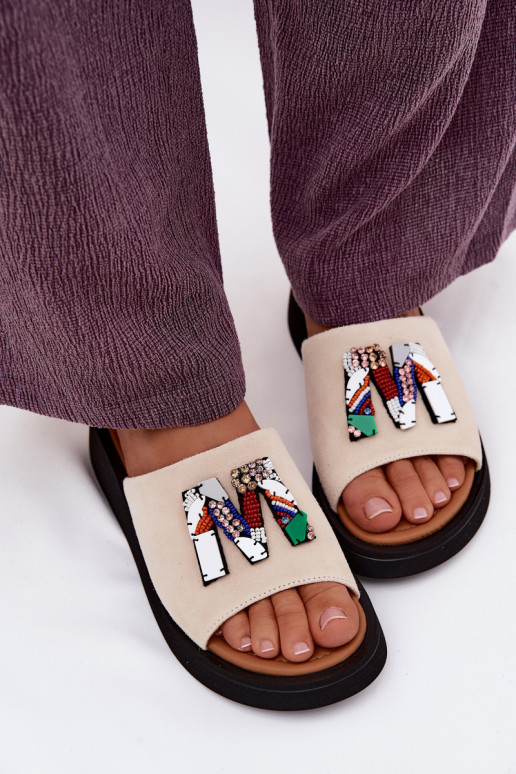 Pele Chinelos femininos de camurça com enfeites com uma plataforma Vinceza 66942 bege