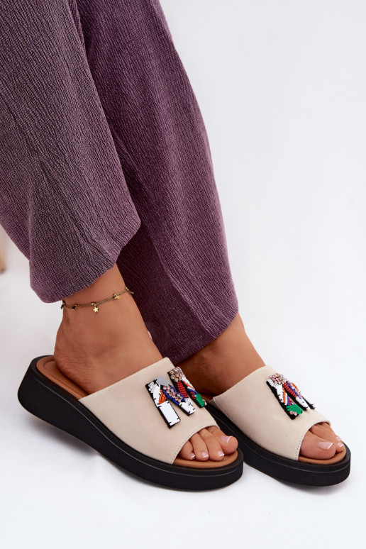 Pele Chinelos femininos de camurça com enfeites com uma plataforma Vinceza 66942 bege