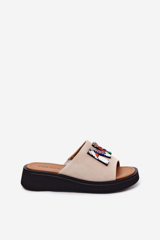 Pele Chinelos femininos de camurça com enfeites com uma plataforma Vinceza 66942 bege