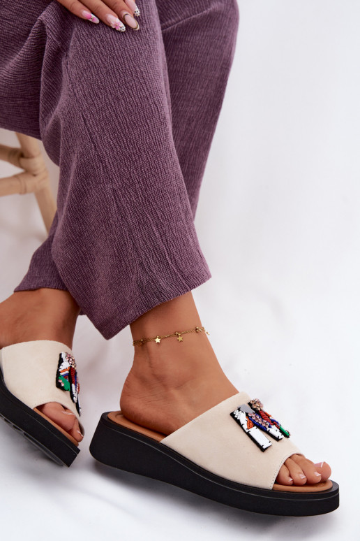 Pele Chinelos femininos de camurça com enfeites com uma plataforma Vinceza 66942 bege