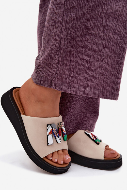 Pele Chinelos femininos de camurça com enfeites com uma plataforma Vinceza 66942 bege