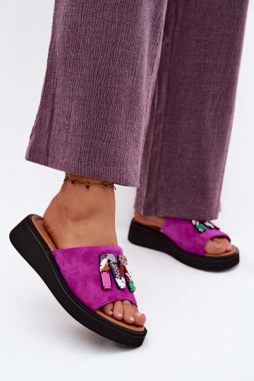 Pele Chinelos femininos de camurça com enfeites com uma plataforma Vinceza 66942 cor rosa