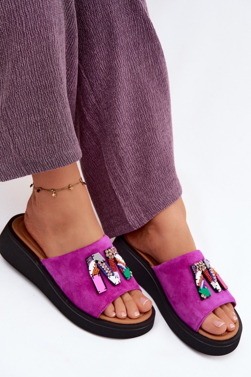 Pele Chinelos femininos de camurça com enfeites com uma plataforma Vinceza 66942 cor rosa