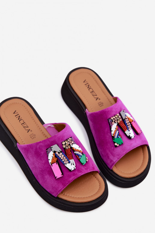 Chinelos femininos de camurça sintética com ornamentos e plataforma na cor rosa Vinceza 66942