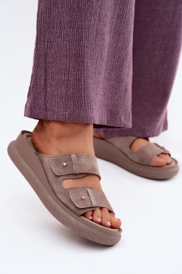 Pele Chinelos femininos de camurça com uma plataforma Vinceza 66916 bege