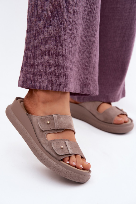 Pele Chinelos femininos de camurça com uma plataforma Vinceza 66916 bege