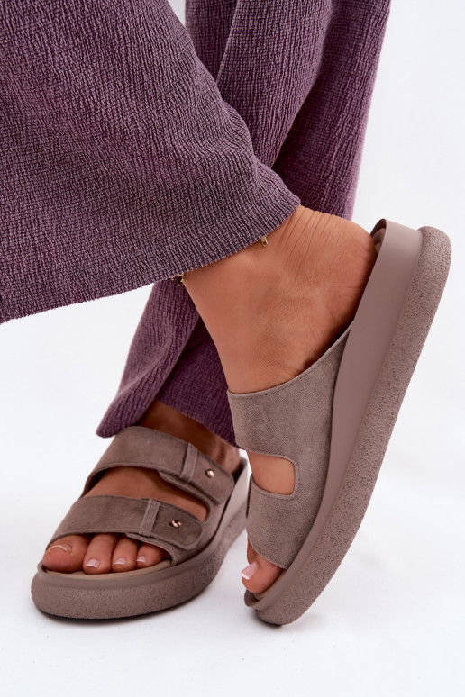 Pele Chinelos femininos de camurça com uma plataforma Vinceza 66916 bege