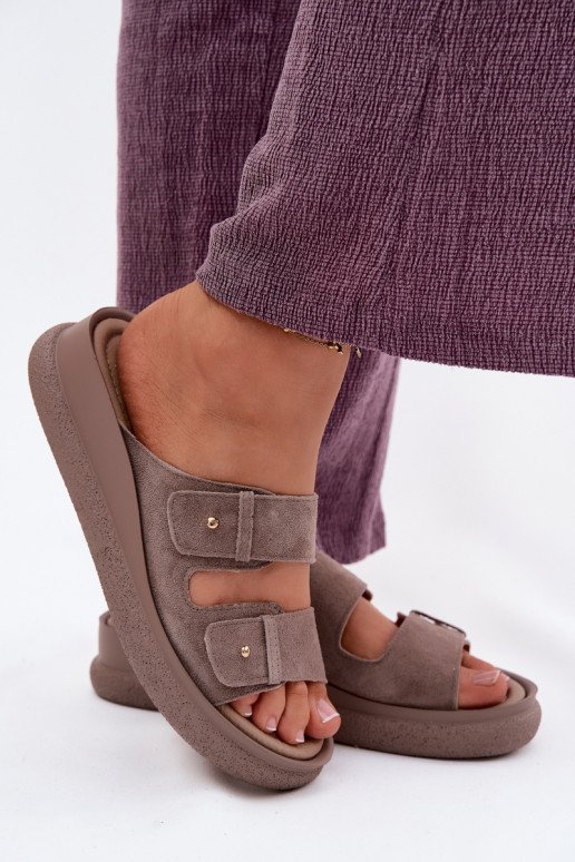 Pele Chinelos femininos de camurça com uma plataforma Vinceza 66916 bege