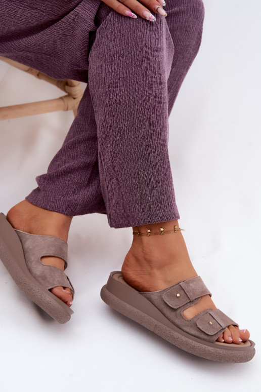 Pele Chinelos femininos de camurça com uma plataforma Vinceza 66916 bege