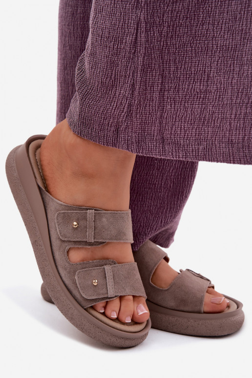 Pele Chinelos femininos de camurça com uma plataforma Vinceza 66916 bege