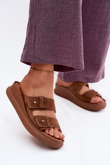 Pele Chinelos femininos de camurça com uma plataforma Vinceza 66916 cor marrom 2