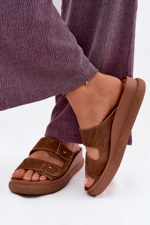 Pele Chinelos femininos de camurça com uma plataforma Vinceza 66916 cor marrom