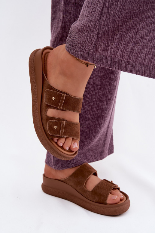 Pele Chinelos femininos de camurça com uma plataforma Vinceza 66916 cor marrom