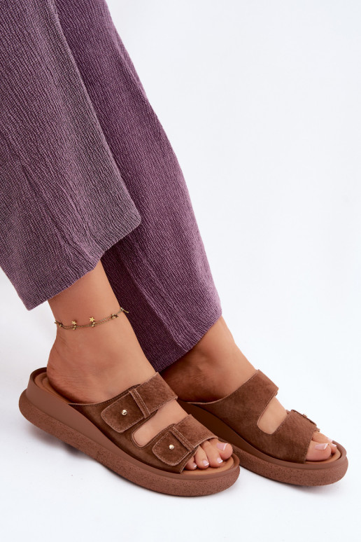 Pele Chinelos femininos de camurça com uma plataforma Vinceza 66916 cor marrom