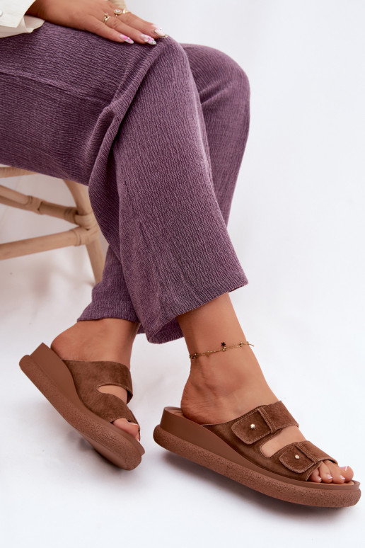 Pele Chinelos femininos de camurça com uma plataforma Vinceza 66916 cor marrom