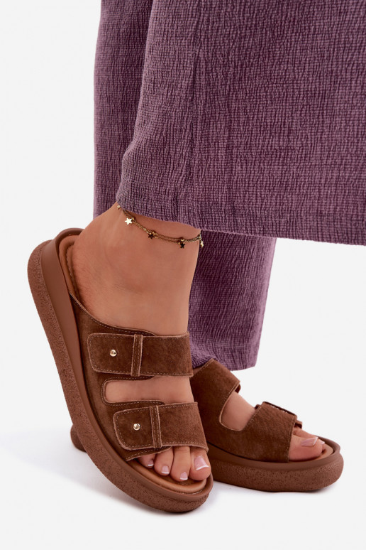 Pele Chinelos femininos de camurça com uma plataforma Vinceza 66916 cor marrom