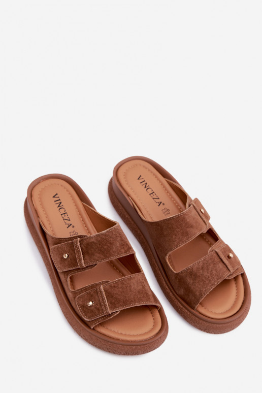 Pele Chinelos femininos de camurça com uma plataforma Vinceza 66916 cor marrom