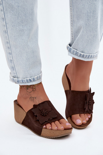 Pele Chinelos femininos de camurça com uma plataforma Com decorações com floresem Zazoo 40312 CzekoladoParae