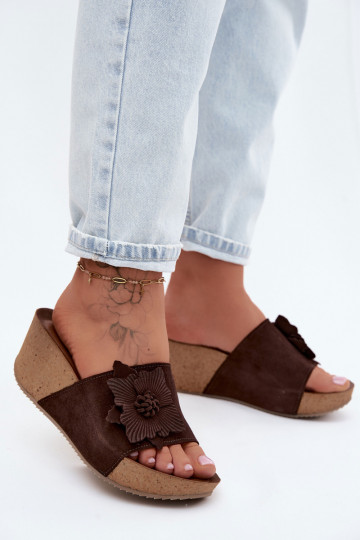 Pele Chinelos femininos de camurça com uma plataforma Com decorações com floresem Zazoo 40312 CzekoladoParae 2