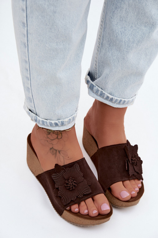 Pele Chinelos femininos de camurça com uma plataforma Com decorações com floresem Zazoo 40312 CzekoladoParae