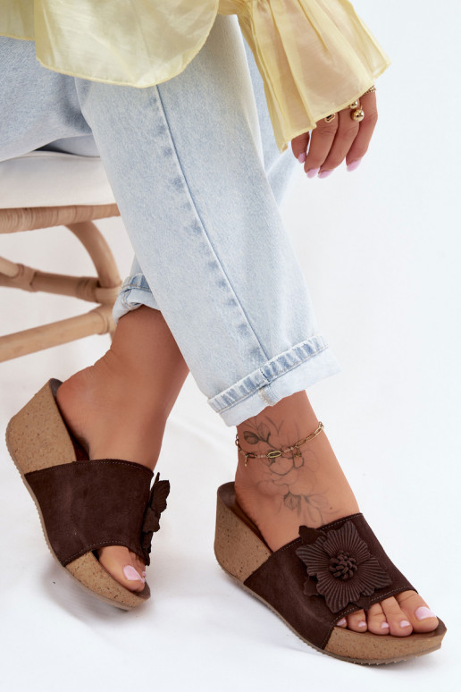 Pele Chinelos femininos de camurça com uma plataforma Com decorações com floresem Zazoo 40312 CzekoladoParae