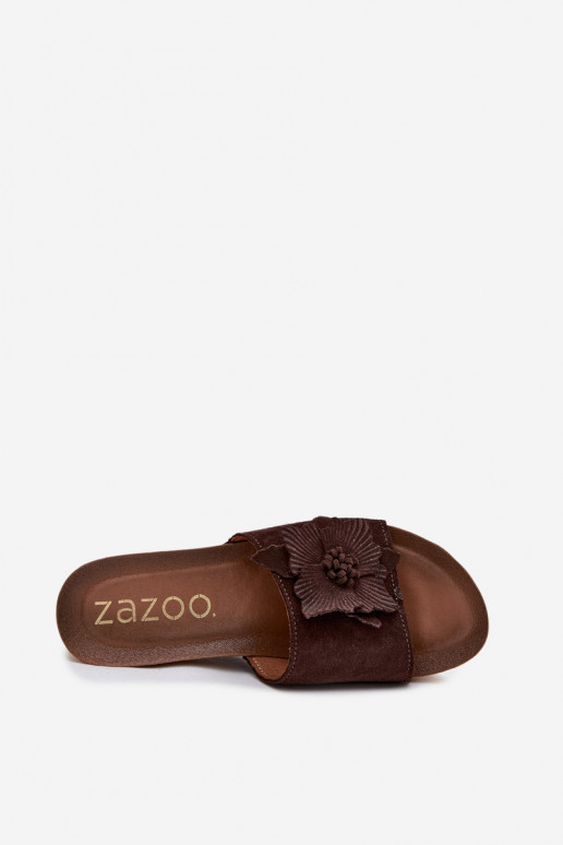 Chinelos de camurça cor chocolate Zazoo 40312 com plataforma e ornamentos florais decorativos