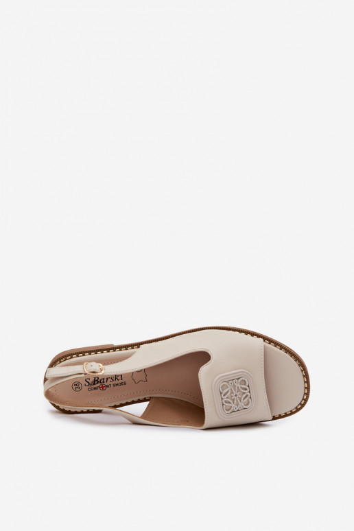 Sandálias femininas de cor creme com saltos largos e ornamentos S.Barski