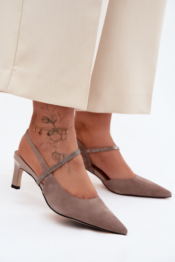 Sapatos de salto elegantes em camurça de cor areia com tiras decorativas D&A 2