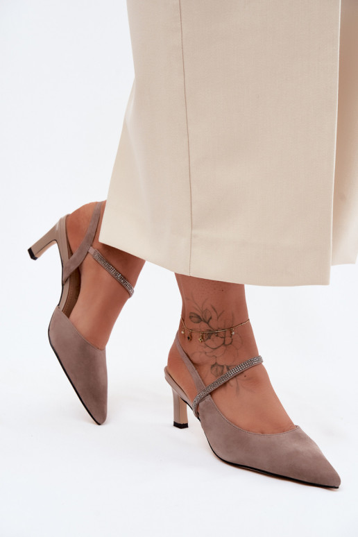 Sapatos de salto elegantes em camurça de cor areia com tiras decorativas D&A