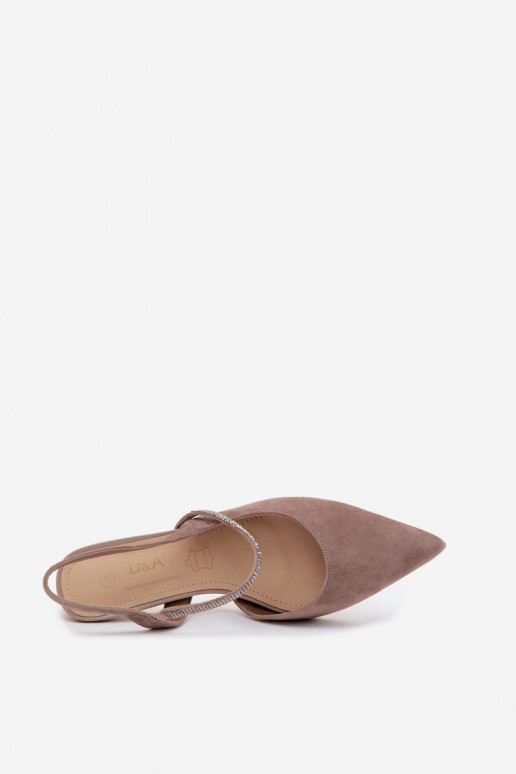 Sapatos de salto elegantes em camurça de cor areia com tiras decorativas D&A