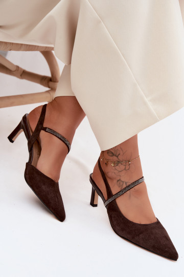 Sapatos de salto elegantes em camurça de cor chocolate com tiras decorativas D&A