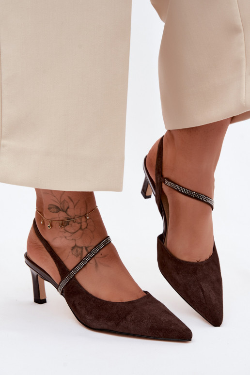 Sapatos de salto elegantes em camurça de cor chocolate com tiras decorativas D&A