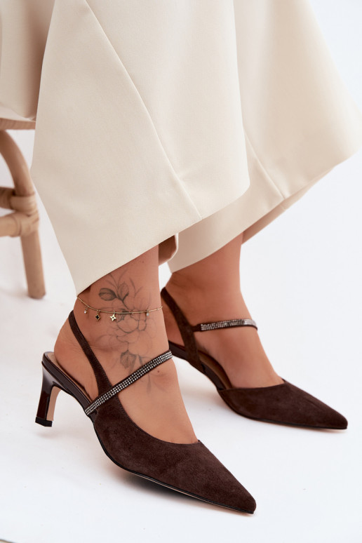 Sapatos de salto elegantes em camurça de cor chocolate com tiras decorativas D&A