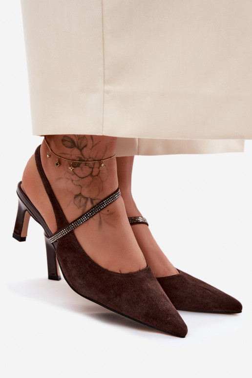 Sapatos de salto elegantes em camurça de cor chocolate com tiras decorativas D&A
