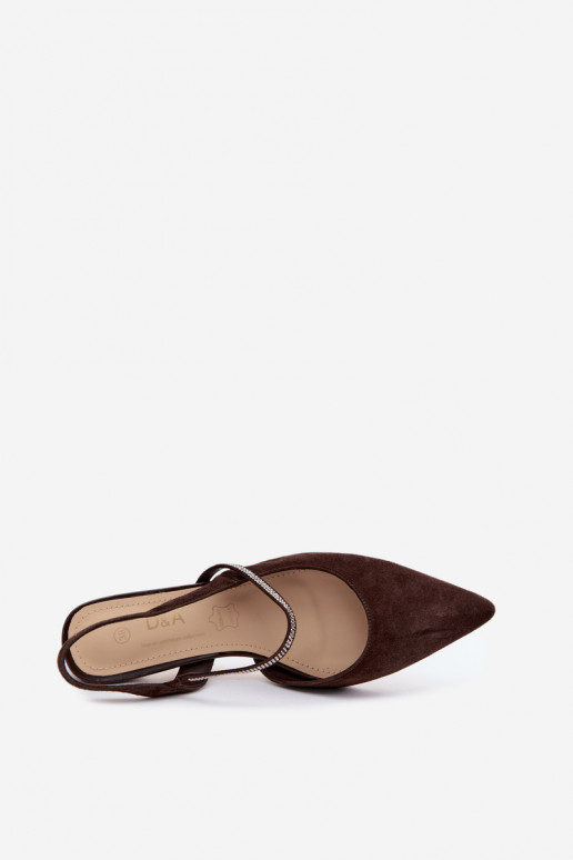 Sapatos de salto elegantes em camurça de cor chocolate com tiras decorativas D&A