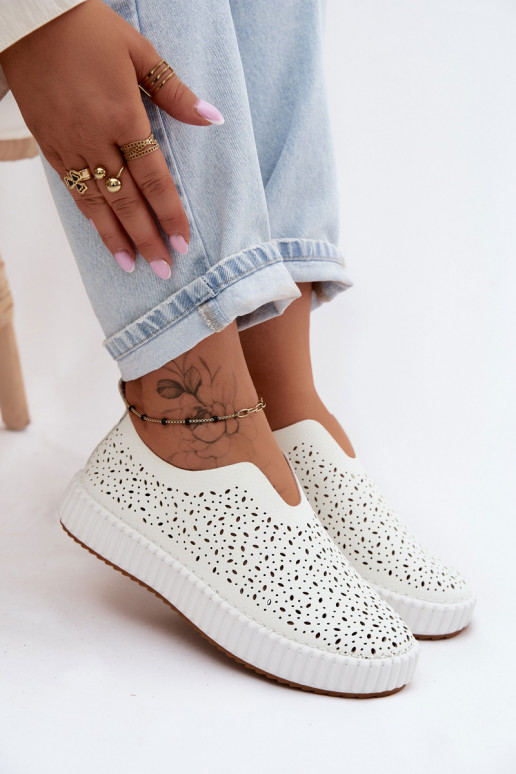 com elementos abertos Um modelo atraente sapato com uma plataforma cor branca Glamma