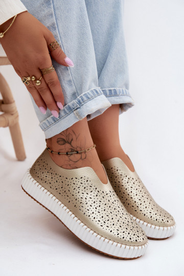 com elementos abertos Um modelo atraente sapato com uma plataforma cor dourada Glamma