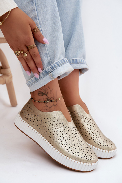 com elementos abertos Um modelo atraente sapato com uma plataforma cor dourada Glamma