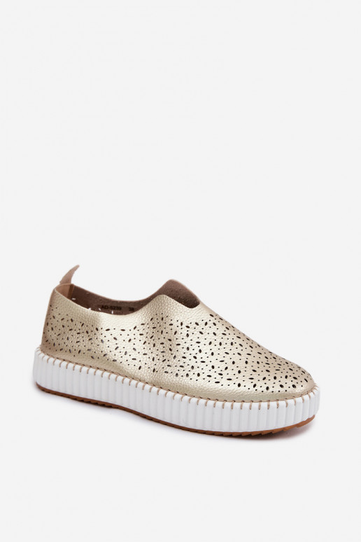 com elementos abertos Um modelo atraente sapato com uma plataforma cor dourada Glamma