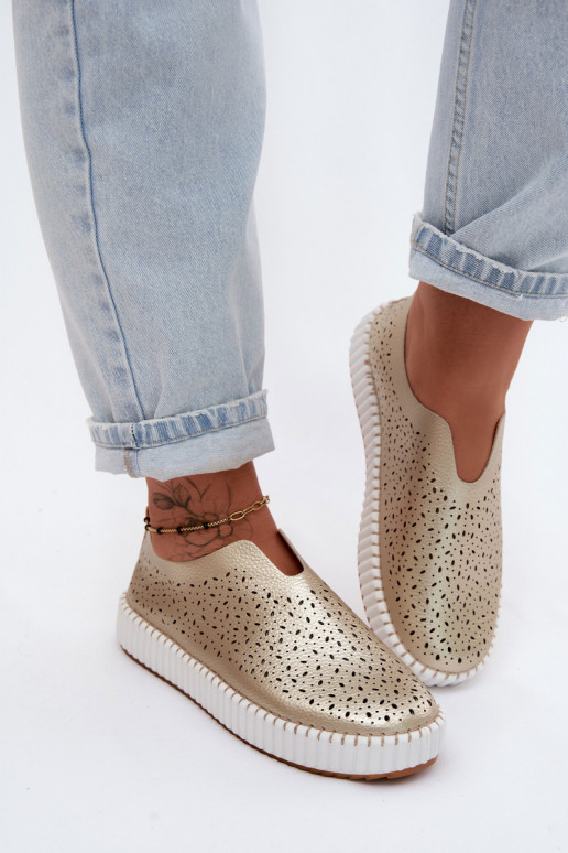 com elementos abertos Um modelo atraente sapato com uma plataforma cor dourada Glamma